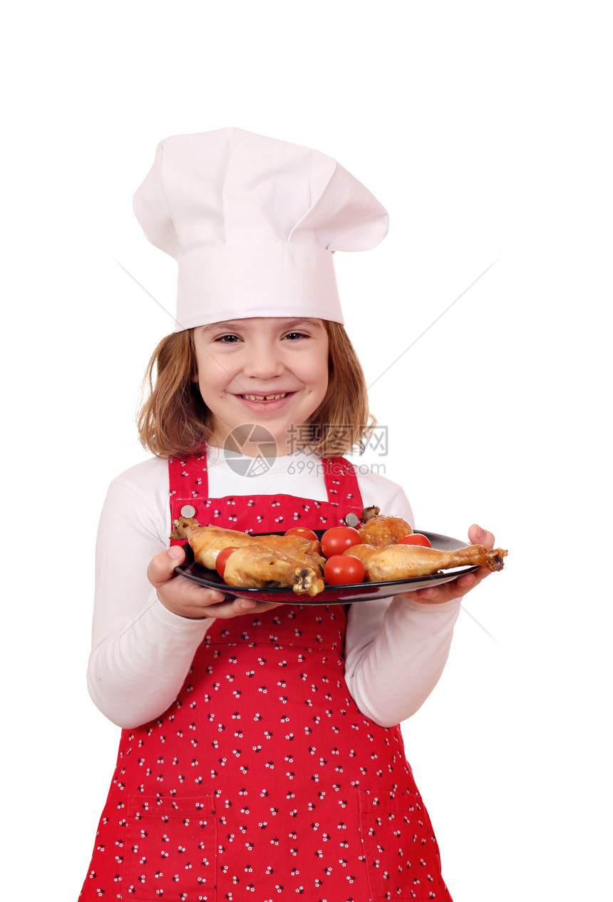 快乐的小女孩做饭 鸡棍在盘子上图片