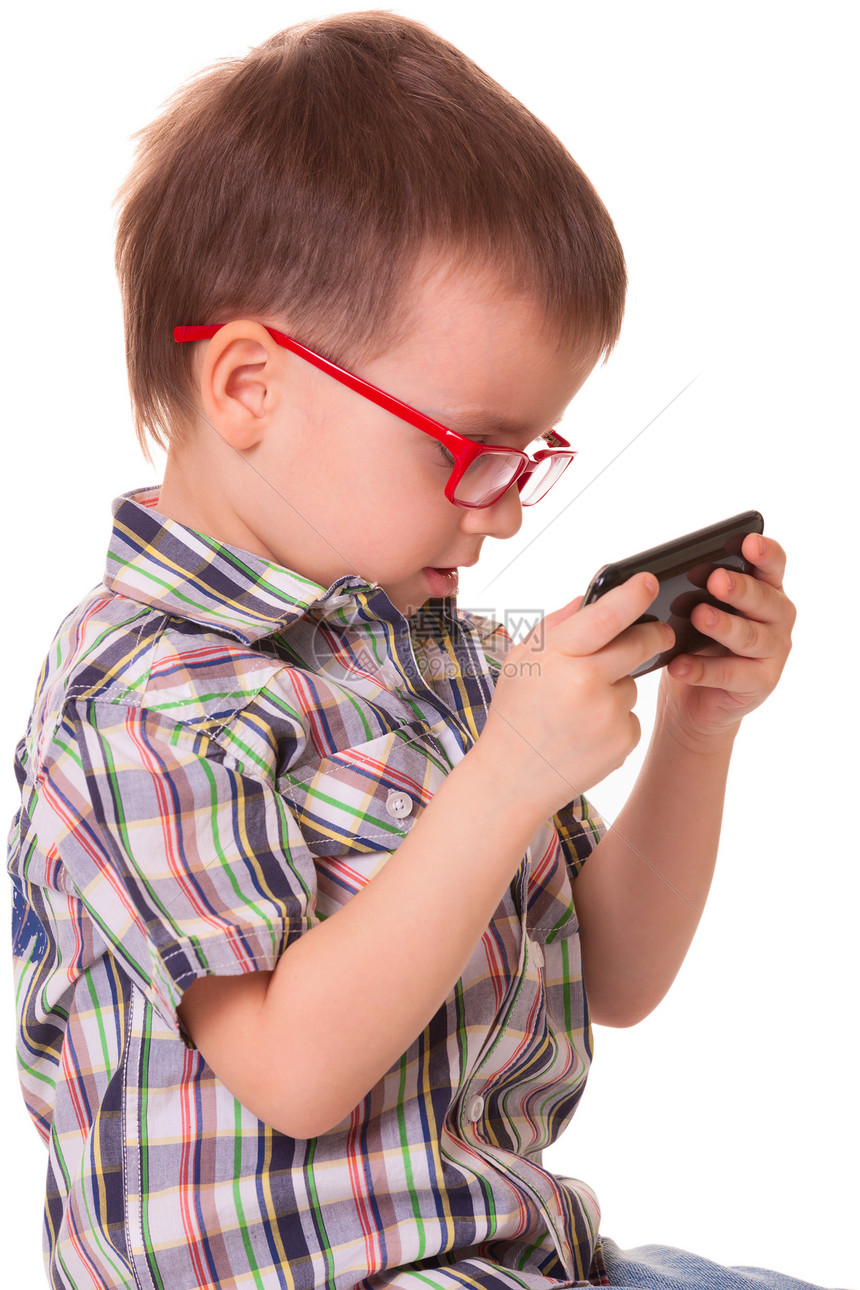 聪明的小子在玩智能手机游戏教育红色白色童年享受男生男性技术眼镜孩子图片
