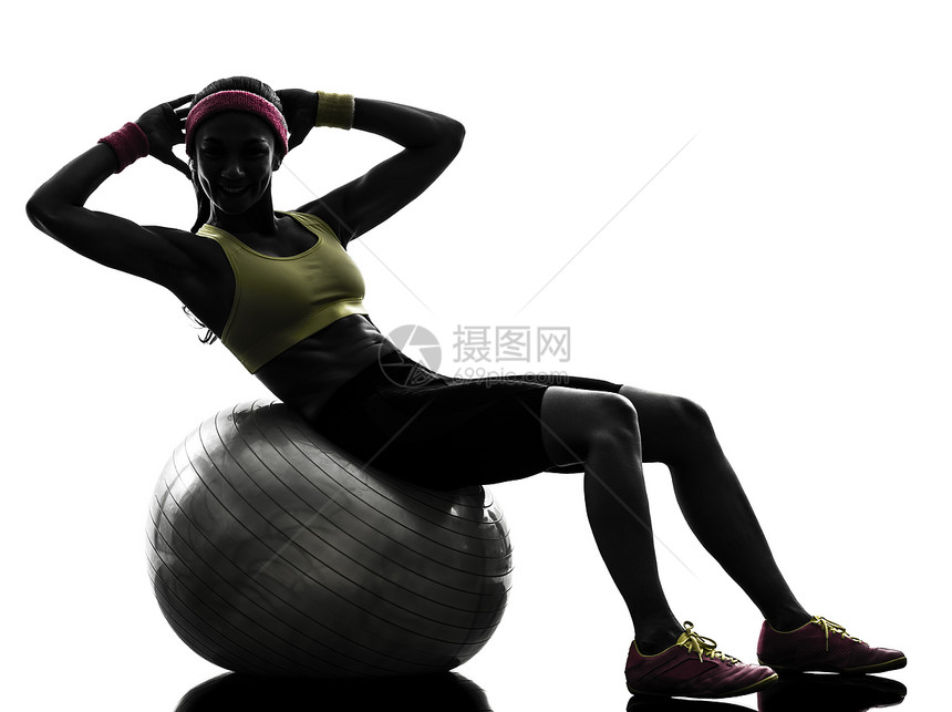 锻炼健身球的女运动者 光环图片