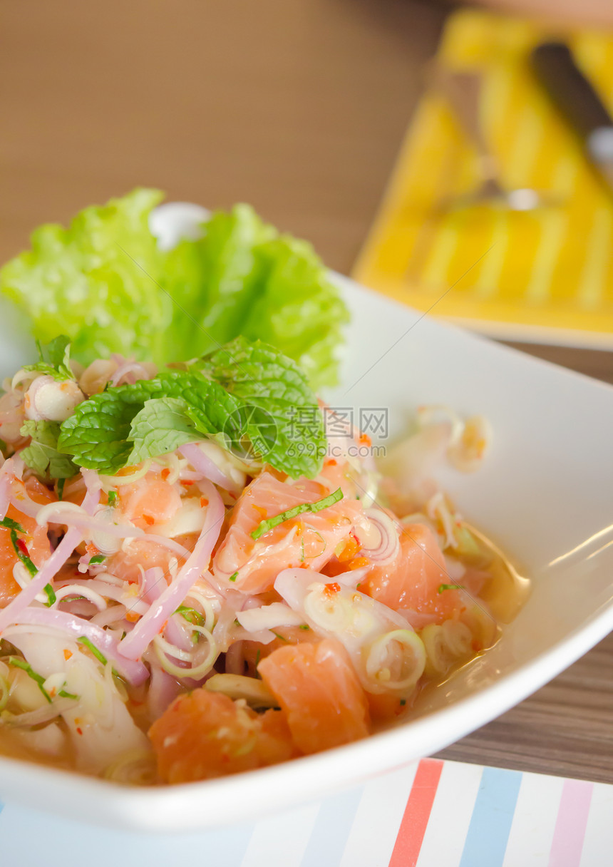 碗里吃辣肉鲑鱼沙拉图片