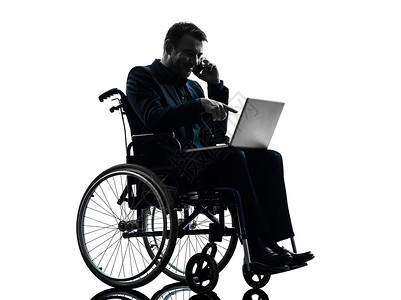 残疾人企业用手轮车电脑计算笔记本电脑电话使用男性商务男人白色保健卫生微笑残障背景图片
