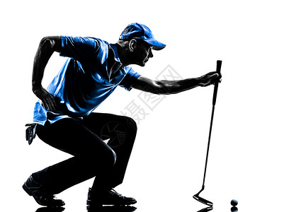 男子高尔夫球手打高尔夫球蹲下的剪影男人阴影玩家成年人白色运动男性背景图片