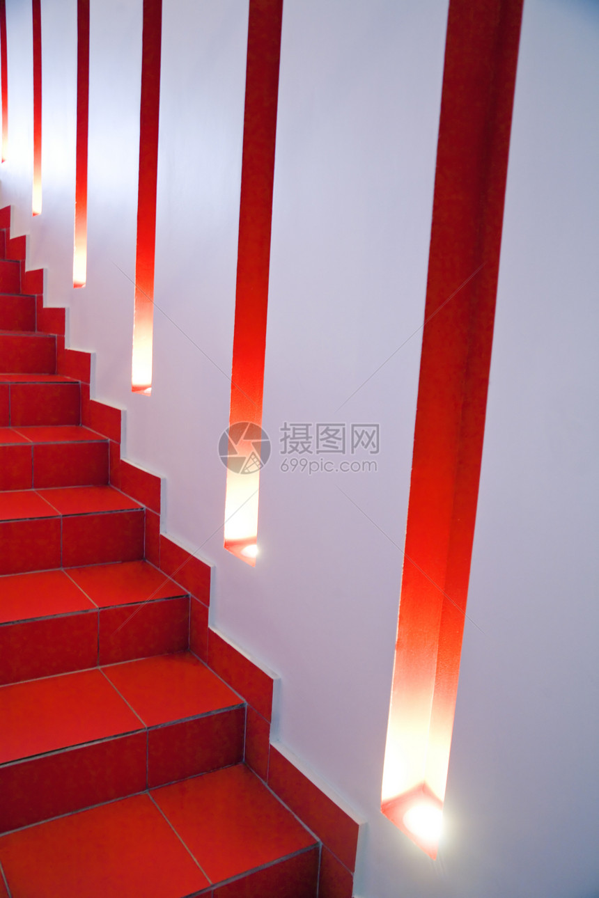 现代建筑的墙壁 有灯光 缝隙和红相图片