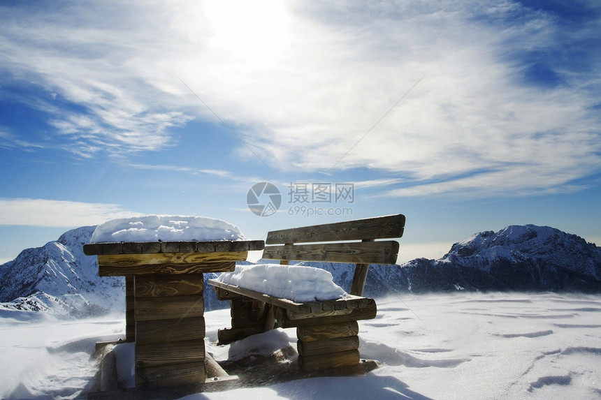 冬季风景滑雪者长椅阳光旅游旅行射线闲暇阴影日落环境图片