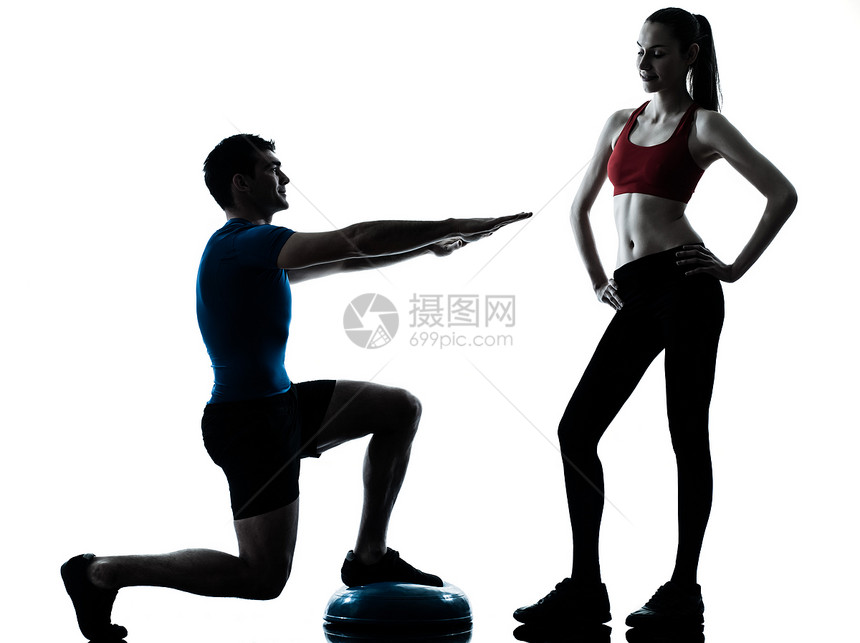 女教练 男教练 女教练 在波苏上蹲着运动员阴影训练器成年人男性健美有氧运动男人讲师体操图片