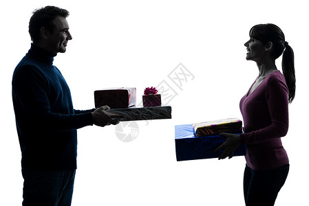 提供圣诞礼物的一对夫妇男男女女女士异性礼物女性夫妻成年人男人微笑白色男性背景图片