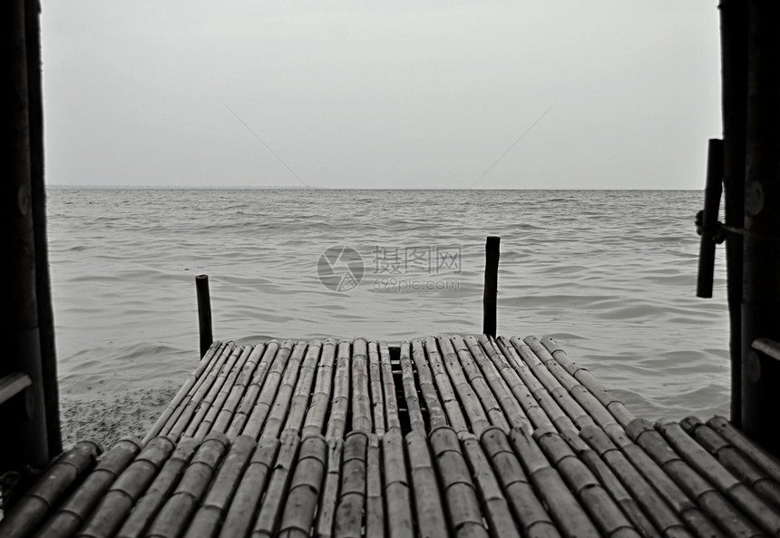 桥延伸至大海海岸蓝色黑色波浪热带旅行风景假期码头海景图片