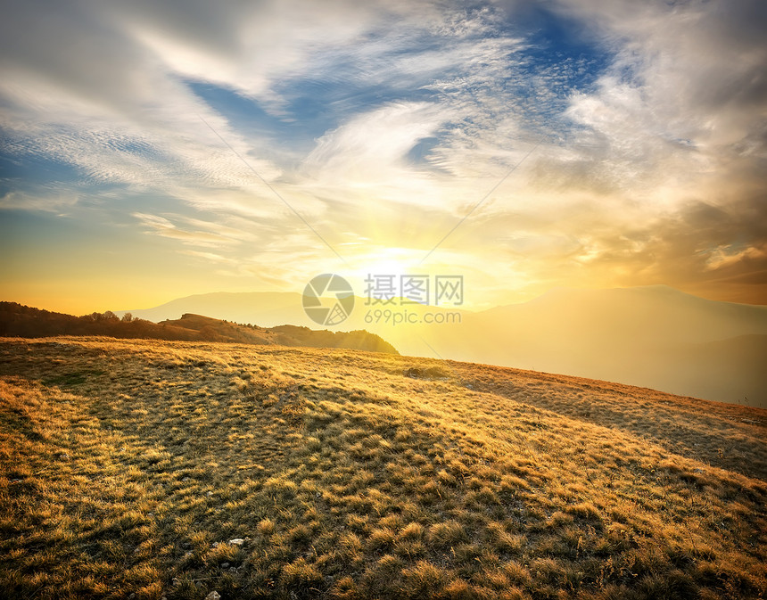 日落时的山脉爬坡照片阳光蓝色岩石极端丘陵风景森林天空图片