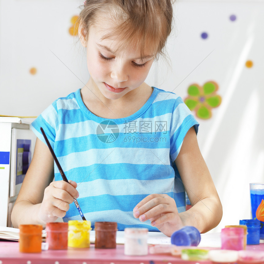 儿童绘画草图房间艺术家创造力孩子蓝色桌子画家苗圃教育图片
