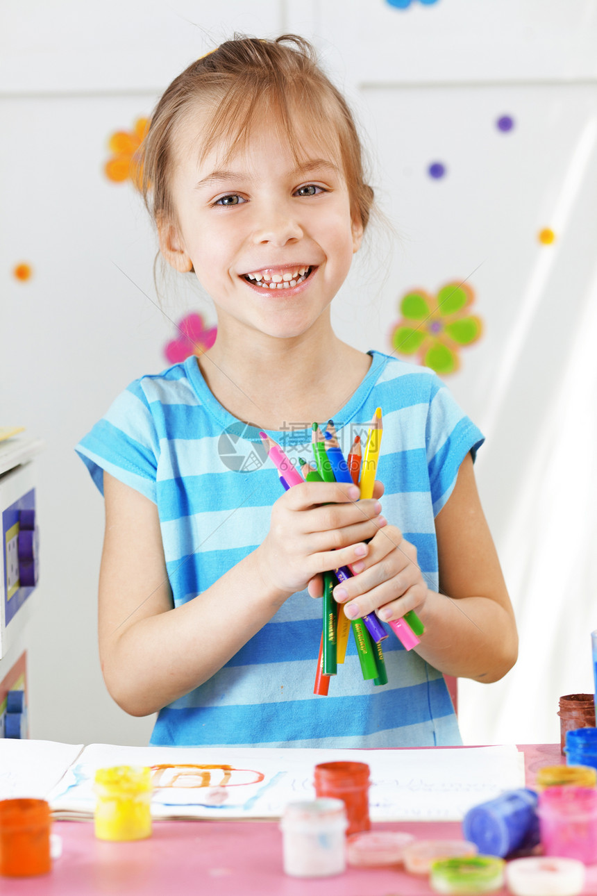 儿童绘画铅笔艺术孩子幼儿园画家桌子女孩教育艺术家创造力图片