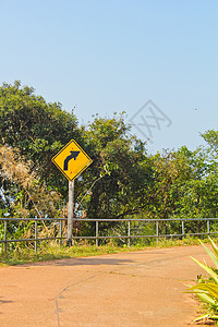 向右转路标旅行黄色右转树木小路驾驶天空环境场景背景图片