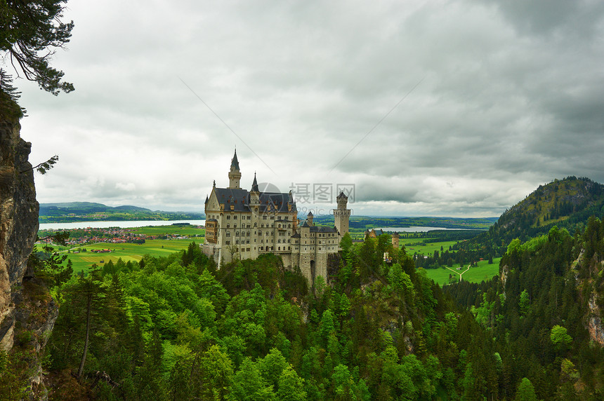 德国的纽施旺斯坦城堡建筑多云戏剧性森林国王天空旅行地标大厦建筑学图片