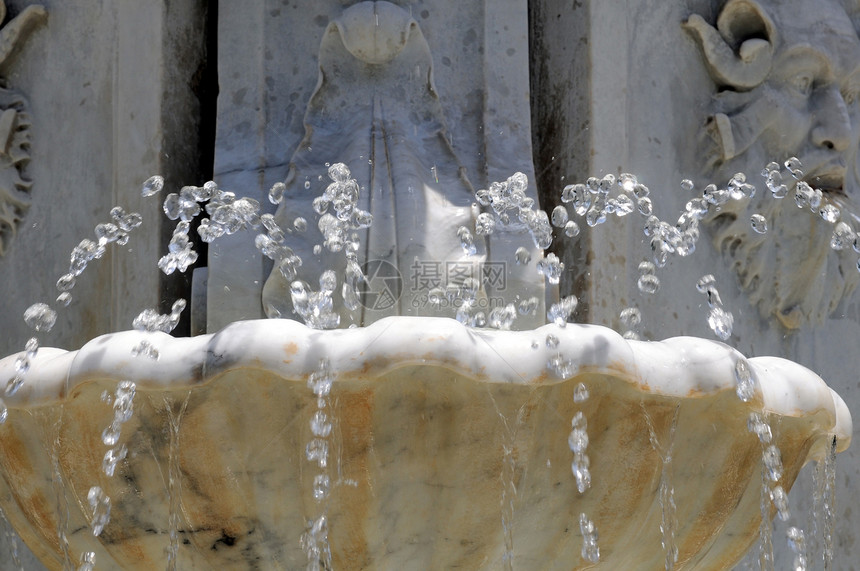 水从大理石不老泉喷出艺术白色正方形鸽子地标历史性旅行喜悦石头雕塑图片