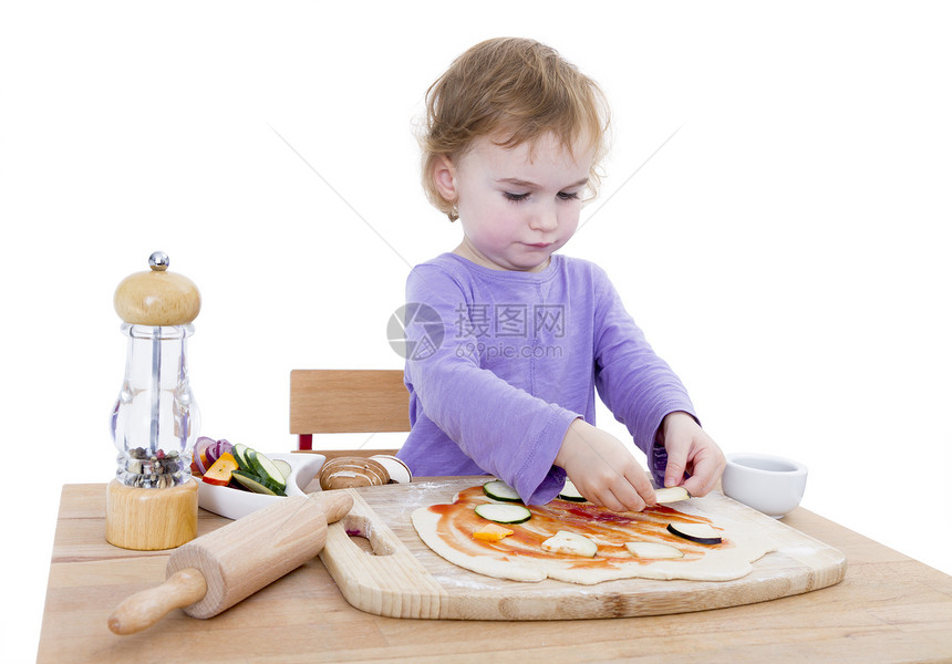孩子做新鲜比萨饼营养品健康饮食擀面杖沸腾烹饪食物面团白色香料胡椒图片