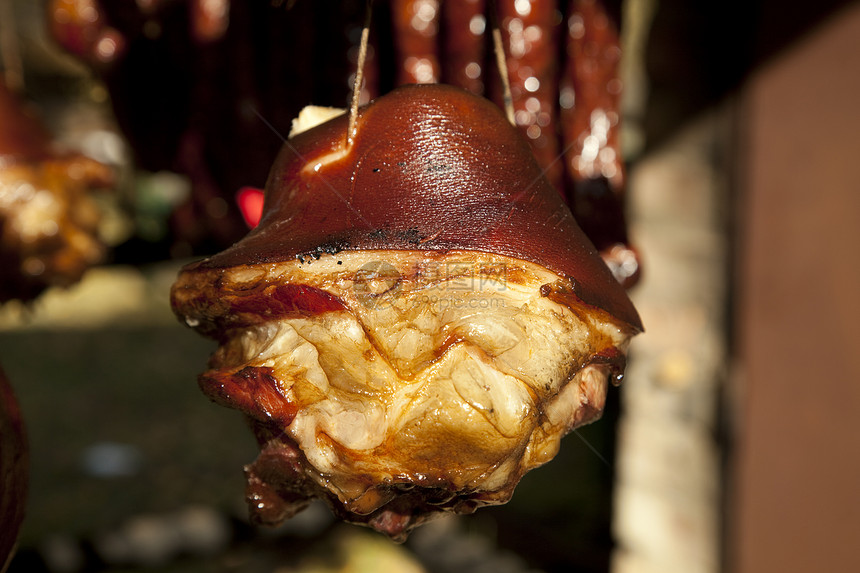 熏肉猪肉香肠烟熏熏制火腿皮肤食物细绳宏观图片