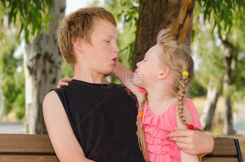 两个朋友 男孩女孩在公园拥抱图片