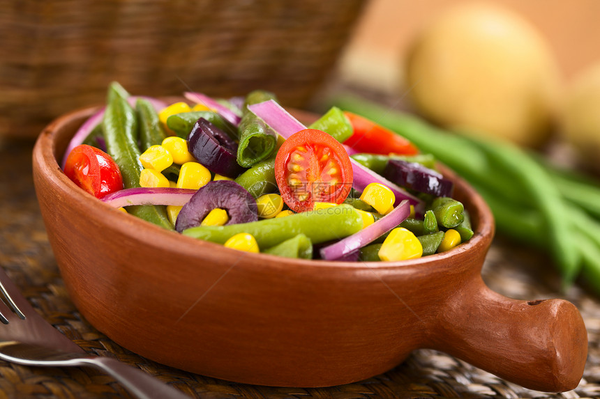 富彩多彩的绿豆沙拉黑色水平乡村营养玉米绿色蔬菜细绳红色食物图片