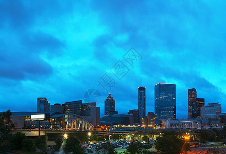 亚特兰大市区夜间建筑学地标金融天际城市摩天大楼办公室景观背景