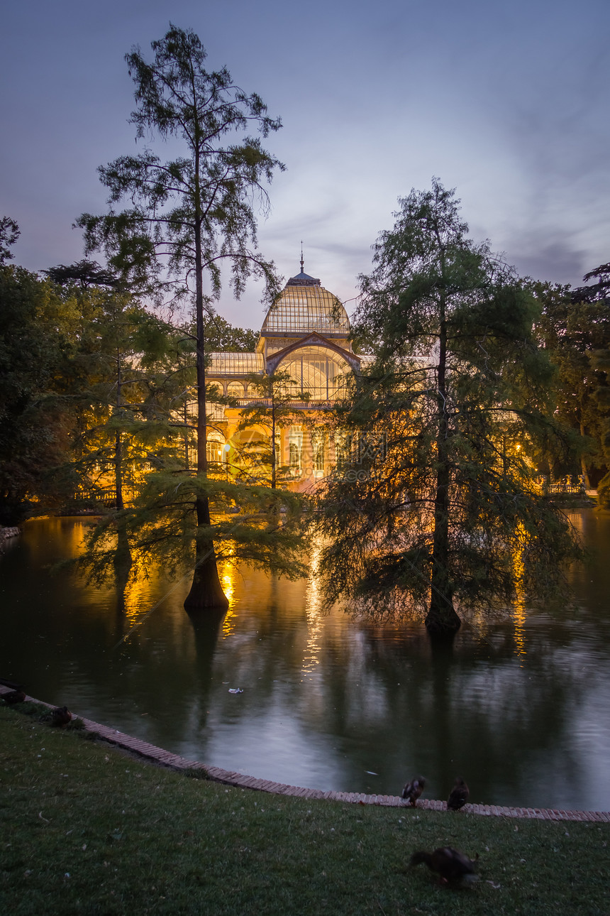 马德里公园水晶宫殿玻璃旅游建筑学首都历史雕塑游客旅行花园文化图片