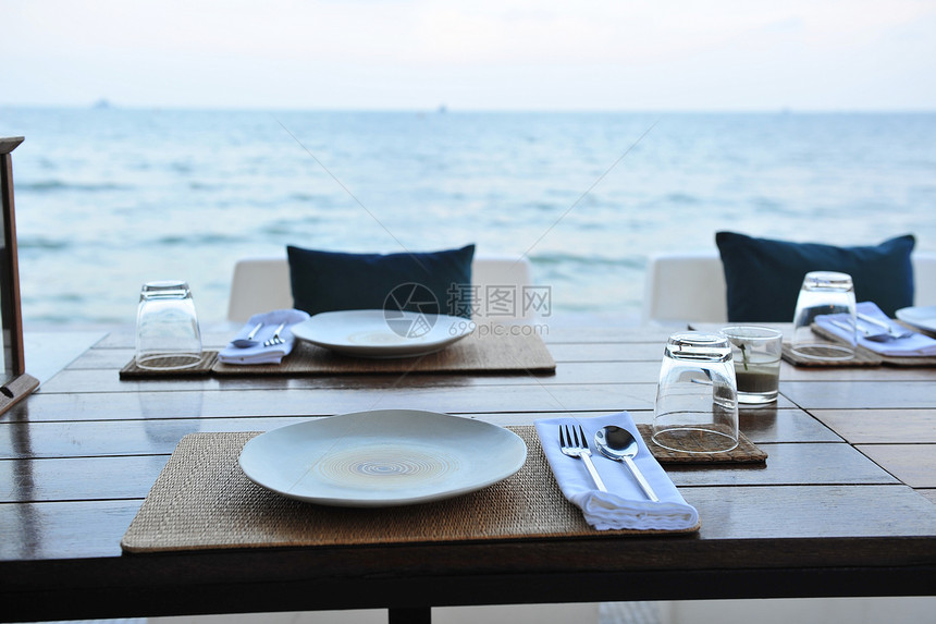 浪漫晚餐餐具静物食物餐厅家庭摄影玻璃不锈钢盘子勺子图片