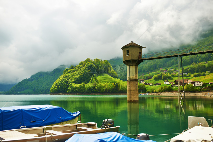 瑞士美丽的绿宝石山湖瑞士高山天空风景旅游反射晴天假期旅行森林绿色图片