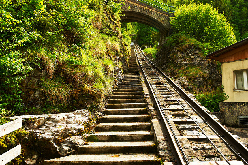里根巴赫附近的单车铁路运输电梯岩石顶峰村庄旅行山脉爬坡火车绿色图片