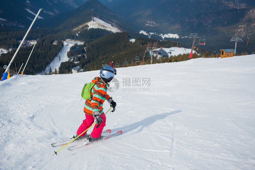 女孩在滑雪板上自由婴儿孩子们女性越野头盔运动粉末季节娱乐图片