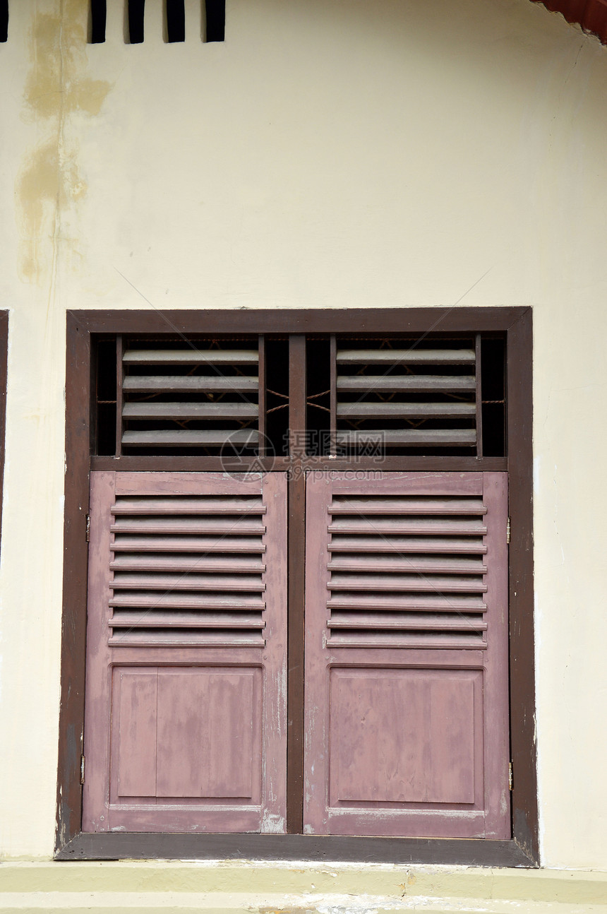 棕色旧木窗历史性建筑乡村快门建筑学装饰品框架房子住宅风化图片