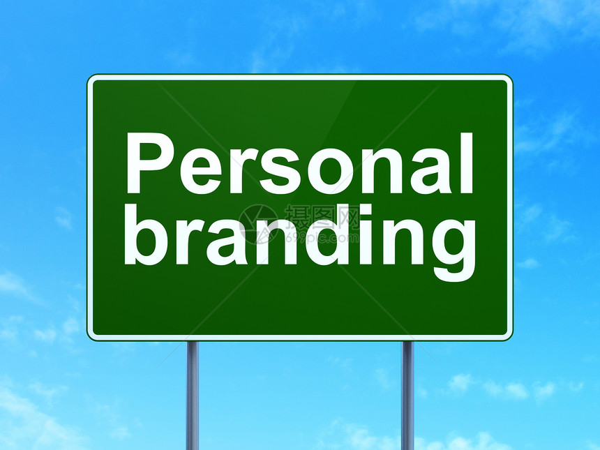 营销概念 个人在路牌上的个人品牌标识背景天空市场木板蓝色街道邮政宣传指针公关战略图片