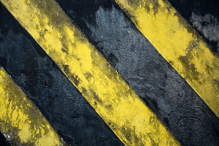 墙上的旧黑黄条纹建造团队风险场景杯子警卫街道交通障碍工作背景图片