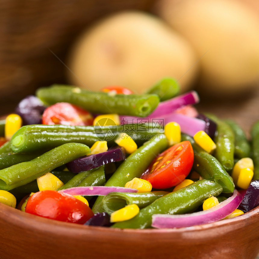 富彩多彩的绿豆沙拉食物蔬菜营养绿色盘子小吃玉米红色黑色细绳图片