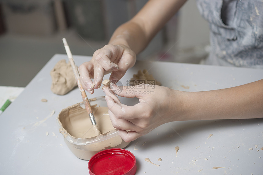 女孩用泥土做玩具制品艺术家女性商业工匠洞察力手工学习车轮陶瓷图片