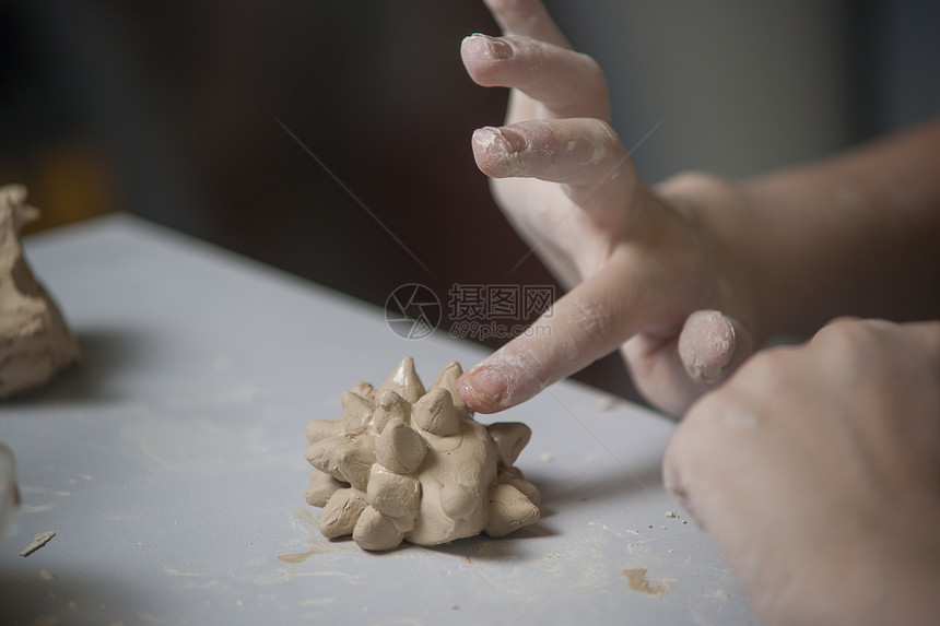 女孩用泥土做玩具手指车轮洞察力商业商品女性陶瓷孩子制品学习图片