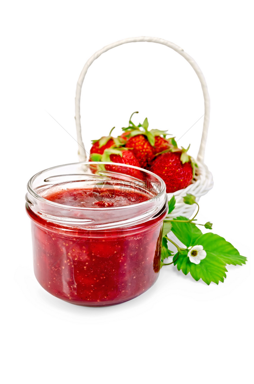 草莓果酱和草莓在篮子里图片