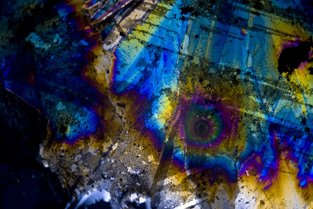 分极光中的烟尘颗粒和微晶晶体微观煤烟水晶宇宙显微纳米化学光谱结晶照片背景图片