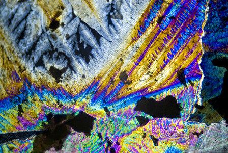分极光中的烟尘颗粒和微晶晶体魔法化学结晶材料照片煤烟矿物微观水晶纹理背景图片