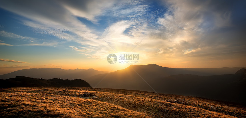 日落在山上天空地形蓝色晴天森林橙子场景阳光照片丘陵图片