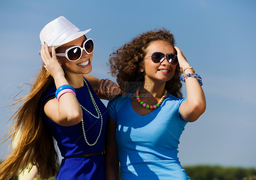 青年与友谊享受女性青少年假期空气太阳镜阳光女孩社区朋友图片