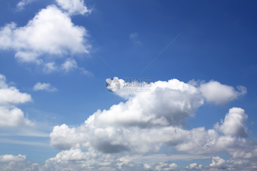 蓝色天空 有乌云密闭太阳海滩风景多云白色农村空气气氛阳光自由图片