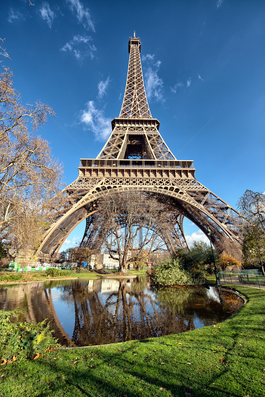 Eiffel铁塔与湖泊和蔬菜植物的宽角景色极佳植被树枝地标工程金属季节明信片公园城市树木图片