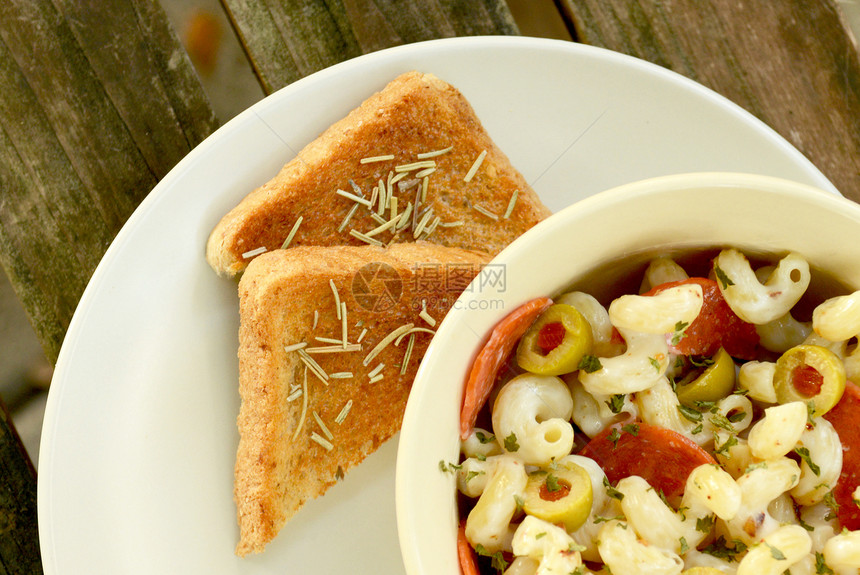 大蒜面包午餐烹饪营养木头意面面条美食桌子沙拉盘子图片