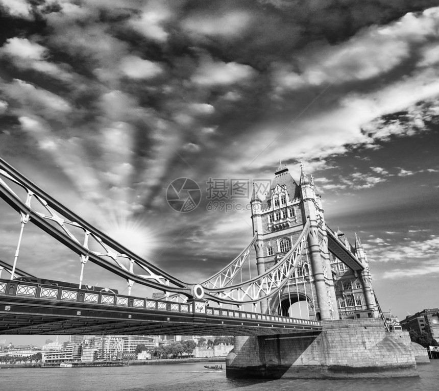 伦敦著名的塔桥上的日落图片