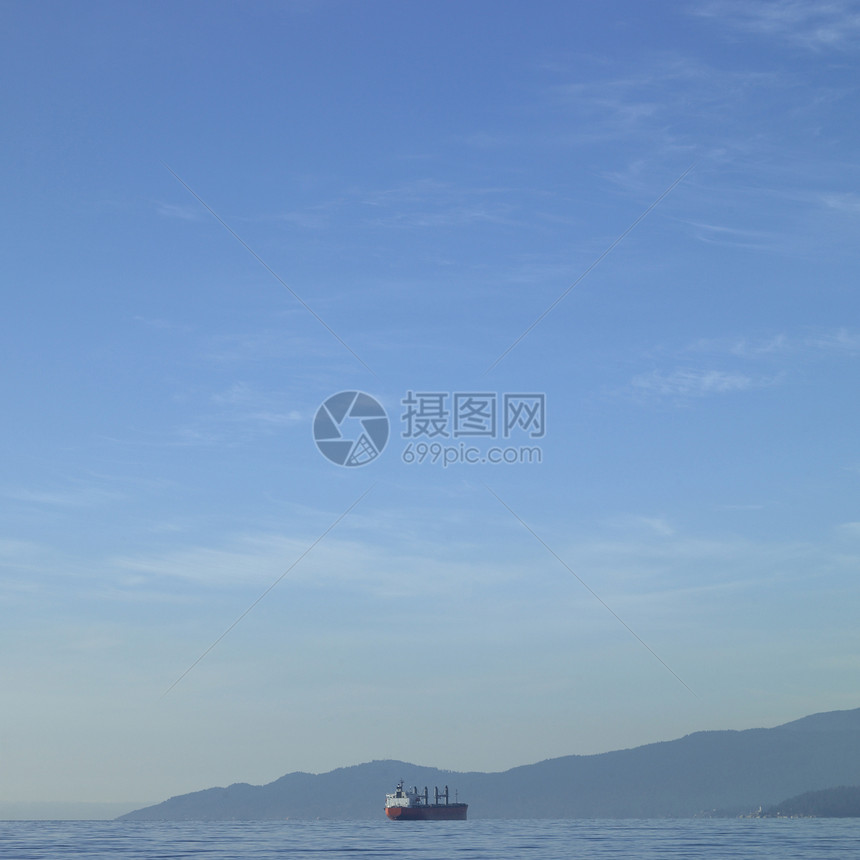 海上油轮波浪海洋天气海景薄雾船运船舶血管渡轮气象图片