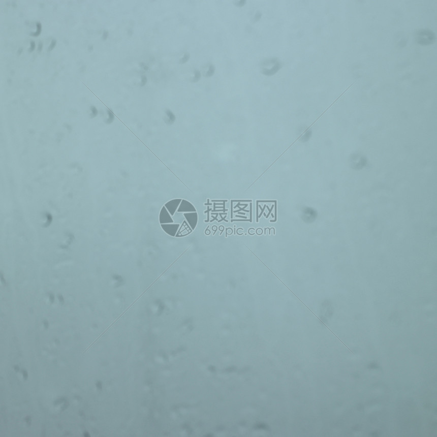 窗口中的雨滴薄雾水分冲洗雾化滴水雨量湿度蒸汽运动蓝色图片
