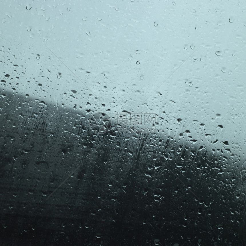 窗口中的雨滴运球蓝色蒸汽湿度细流冲洗水分雨量青色细雨图片