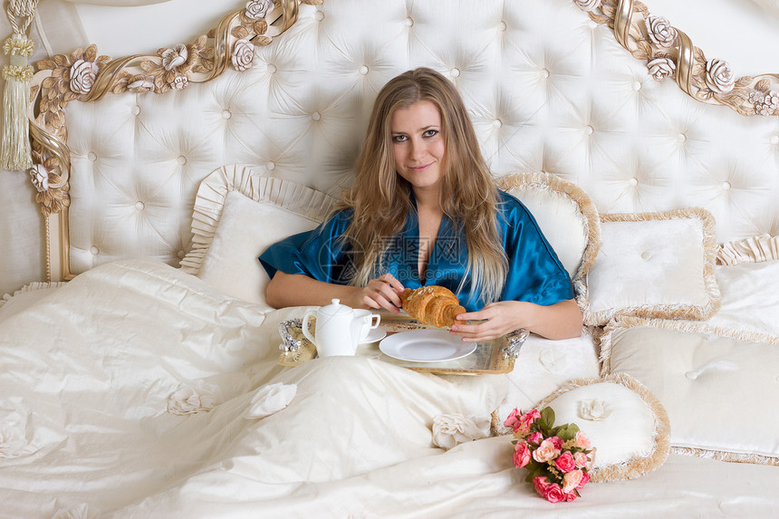 上午上午咖啡或床上茶食物早餐酒店女孩香气微笑卧室成人奢华蓝色图片