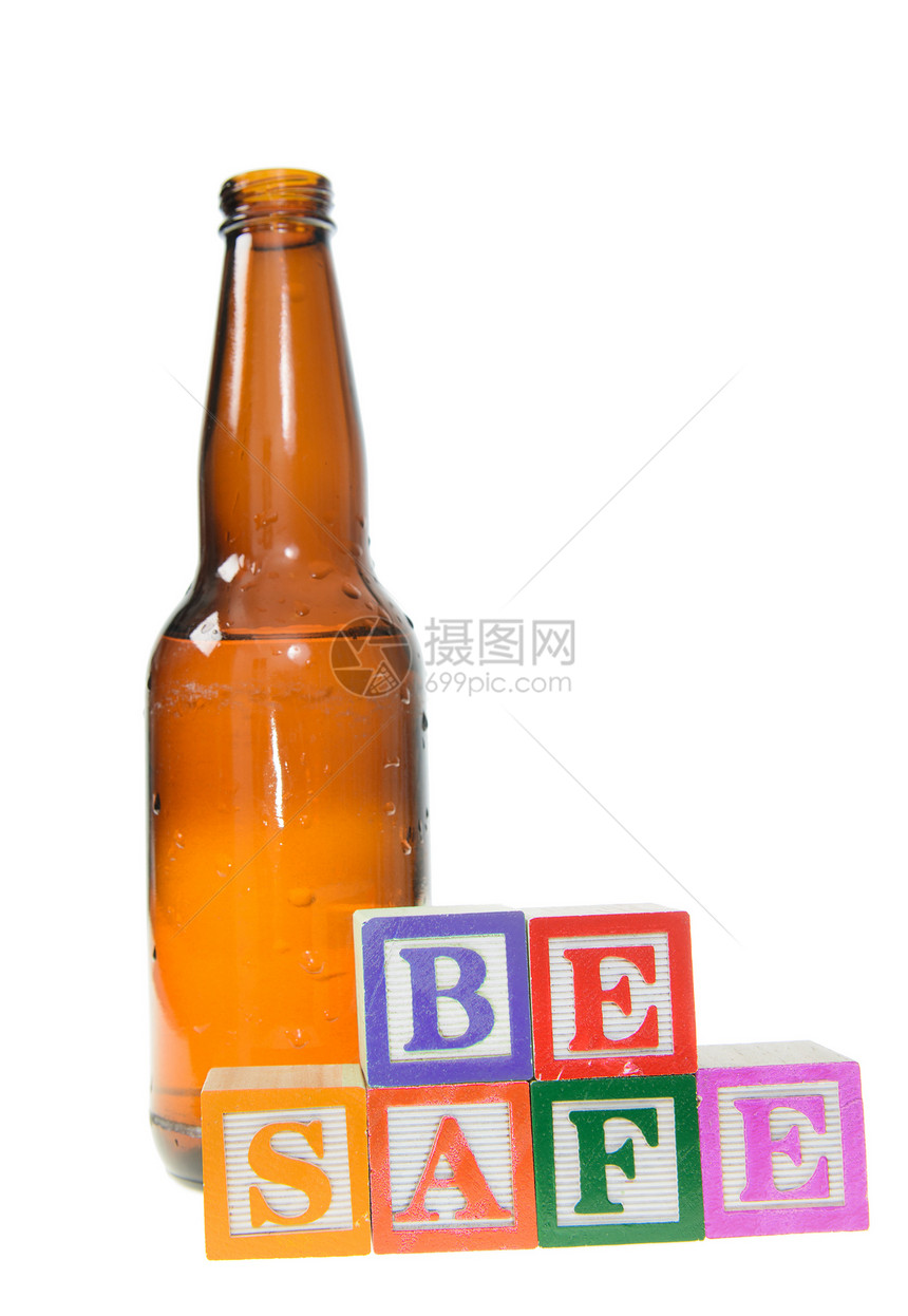 带啤酒瓶的字母块拼写安全图片