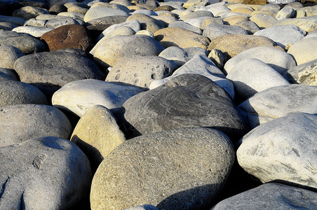 水岩环状岩 由水平滑花园灰色墙纸鹅卵石花岗岩水石白色海岸材料海滩背景