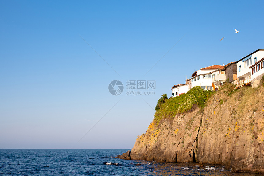 悬崖上的房子海浪红色石头水平建筑蓝色绿色建筑学白色天空图片