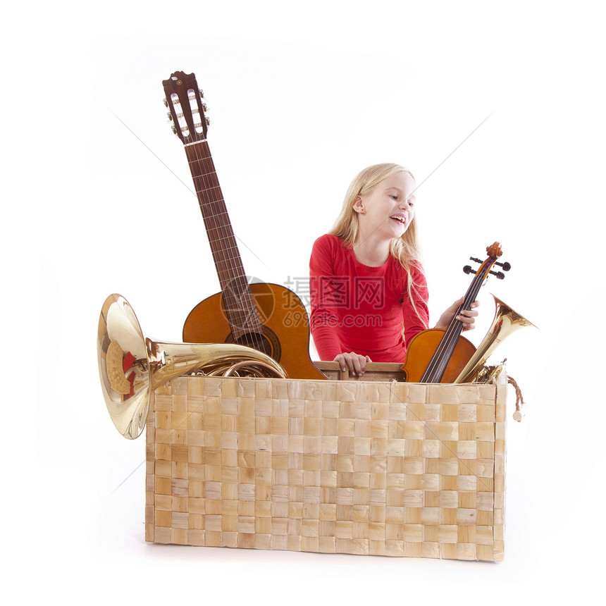 装有乐器的年轻女孩吉他音乐会乐趣交响乐音乐家喇叭乐队字符串孩子音乐图片